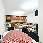 We 2br In Center